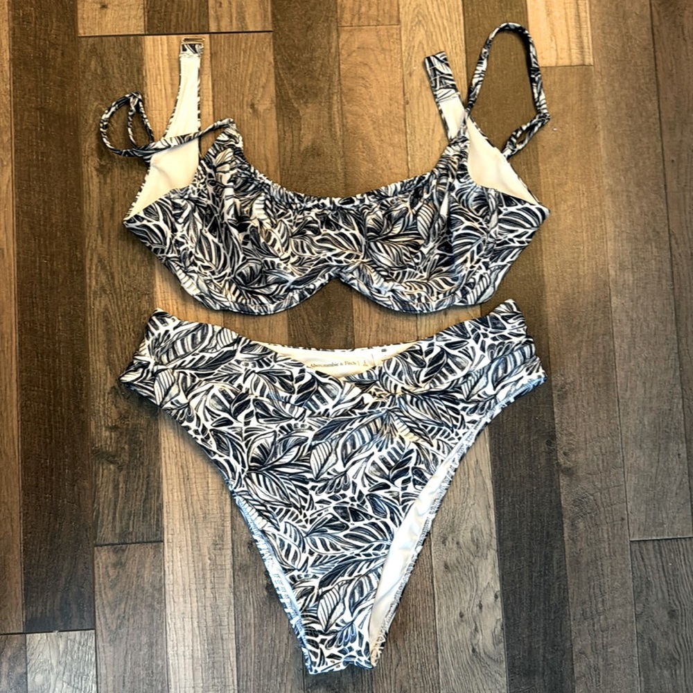 BNWOT Abercrombie bikini L/XL